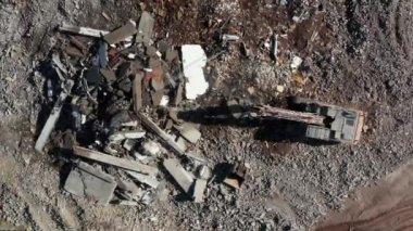 Kazıcının bina yıkım çalışmasındaki havadan görüntüsü. Eski okul binasının yeniden inşası.