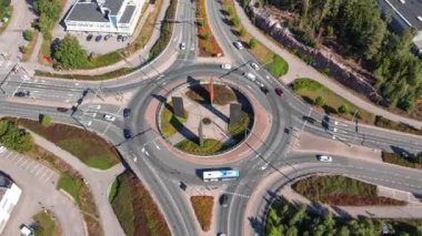 Espoo, Finlandiya - 13 Ağustos 2021: Ulaşım kavşağının havadan aşırı hızlanması. Arabalar yaya ve bisiklet yollarının üzerindeki kavşakta hareket ediyorlar. Finlandiya sokaklarının modern tasarımı.