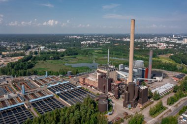 Espoo, Finlandiya - 10 Temmuz 2021: Suomenoja 'nın havadan görüşü birleşik ısı ve elektrik santrali.