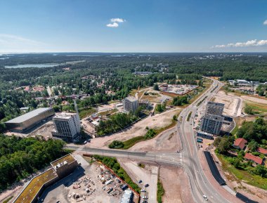 Finlandiya 'nın Espoo şehrinin Finnoo semtinin yeni inşaat alanının havadan görüntüsü. Modern İskandinav mimarisi. Temmuz 2021.