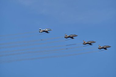 Helsinki, Finlandiya - 6 Ağustos 2021: Midnight Hawks, Finlandiya 'nın Kaivopuisto Hava Gösterisi' nde görevli Fin akrobasi takımı.