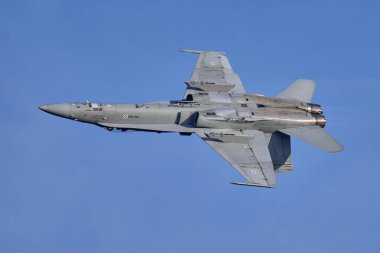 Helsinki, Finlandiya - 6 Ağustos 2021: McDonnell Douglas F / A-18 Hornet Kaivopuisto Hava Gösterisi, Finlandiya Hava Kuvvetleri
