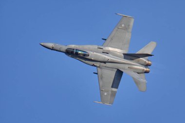Helsinki, Finlandiya - 6 Ağustos 2021: McDonnell Douglas F / A-18 Hornet Kaivopuisto Hava Gösterisi, Finlandiya Hava Kuvvetleri
