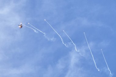 Helsinki, Finlandiya - 6 Ağustos 2021: McDonnell Douglas F / A-18 Hornet Kaivopuisto Hava Gösterisi, Finlandiya Hava Kuvvetleri