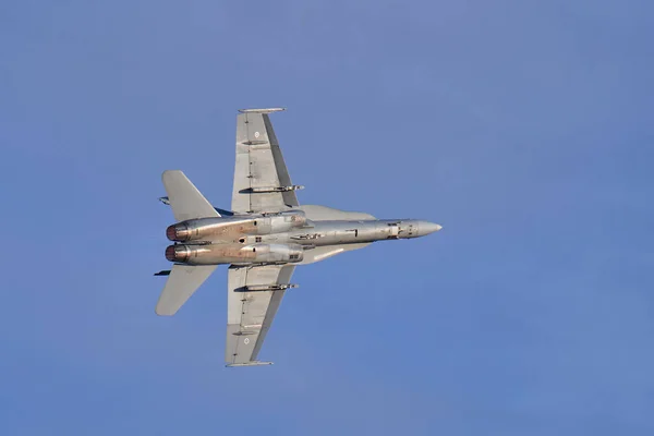 2021年8月6日 芬兰赫尔辛基 麦克唐纳道格拉斯F 18大黄蜂在芬兰空军Kaivopuisto航展上的表演 — 图库照片
