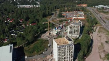 Finlandiya 'nın Espoo şehrinin Finnoo semtinin yeni inşaat alanının havadan görüntüsü. Ağustos 2021. Modern İskandinav mimarisi
