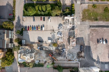 Eski apartmanın yıkımının havadan görüntüsü. Kazı makinesi çalışıyor..