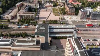 Finlandiya, Espoo - 31 Ağustos 2021: Finlandiya 'nın Espoo kentinde yıkılan binanın ardından meydanın havadan aşırı hızlanması. Şehir merkezinin yeniden inşası..