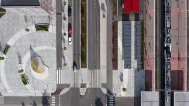 Finlandiya 'nın Espoo şehrinde yıkılan binanın havadan görüntüsü. Şehir merkezinin yeniden inşası. Eski belediye binası yıkım için bekliyor. Espoo Merkez Tren İstasyonu.