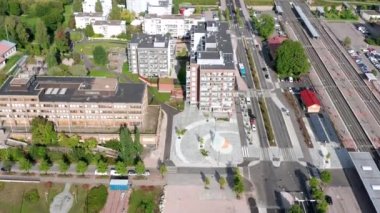 Finlandiya 'nın Espoo şehrinde yıkılan binanın havadan görüntüsü. Şehir merkezinin yeniden inşası. Eski belediye binası yıkım için bekliyor. Espoo Merkez Tren İstasyonu.