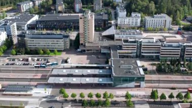 Finlandiya, Espoo - 31 Ağustos 2021: Espoo Merkezi ve Espoon Keskus Tren İstasyonu, Finlandiya.