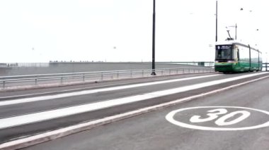 Helsinki, Finlandiya - 8 Eylül 2021: Köprüdeki hareket halindeki tramvayın görüntüsü.