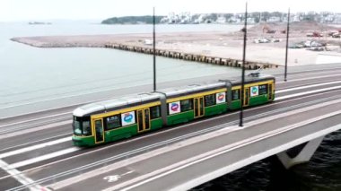 Helsinki, Finlandiya - 8 Eylül 2021: Köprüdeki hareket halindeki tramvayın hava görüntüsü.