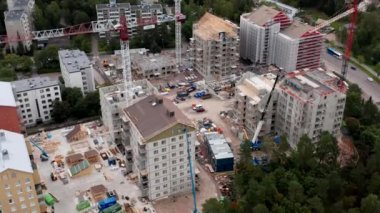 Espoo, Finlandiya - 7 Eylül 2021: Apartman binalarının inşaat alanının havadan görünüşü.