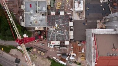 Apartman binalarının inşaat alanının havadan görüntüsü. Kule vincinin üzerinde uçarken