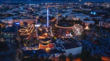 Helsinki, Finlandiya - 10 Eylül 2021: Linnanmaki eğlence parkının havadan aşırı hızlanması