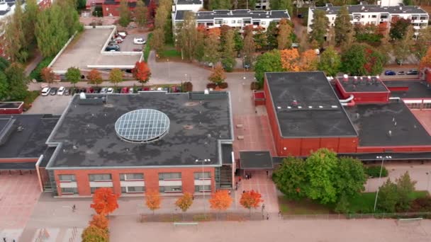 Luchtfoto Het Schoolgebouw Tijdens Gouden Herfst Finland — Stockvideo