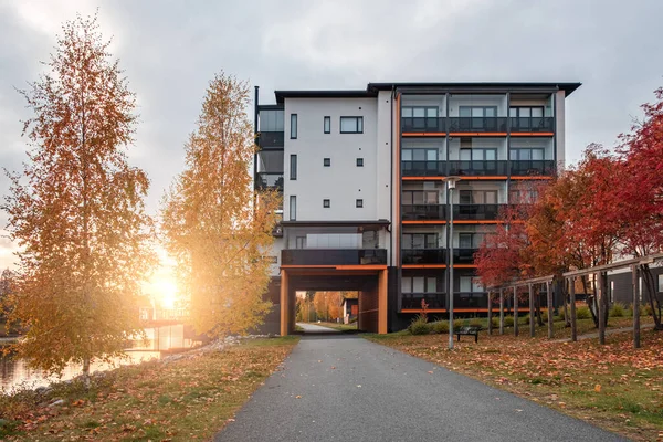 Finlandiya Altın Sonbahar Döneminde Günbatımı Arka Planında Modern Apartman Binası — Stok fotoğraf
