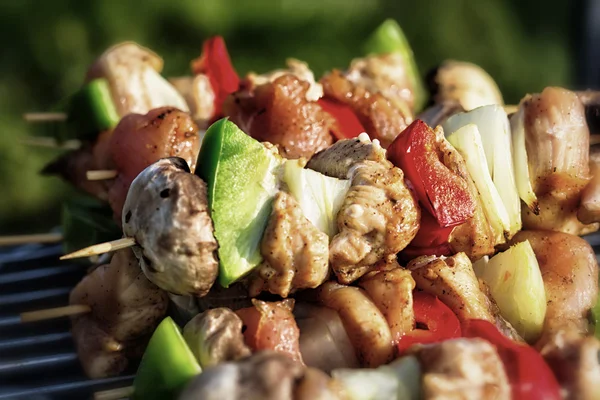 Grillning shashlik på grill — Stockfoto