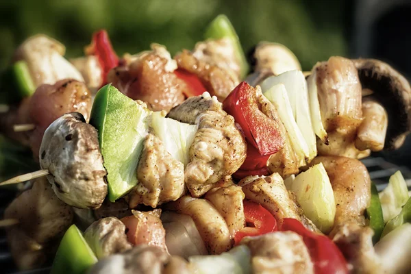 Grillning shashlik på grill — Stockfoto