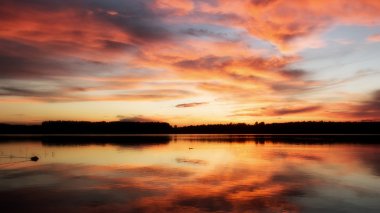 Gölün üzerinde inanılmaz bir gün batımı
