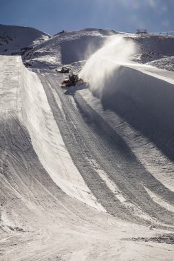 Snowcat çalışma ile ünlü kayak merkezi Avusturya'da halfpipe