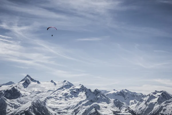 Beautiful mountain landscape with paraglider — Stock Photo, Image