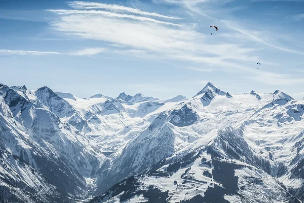 Beautiful mountain landscape with paraglider — Stock Photo, Image