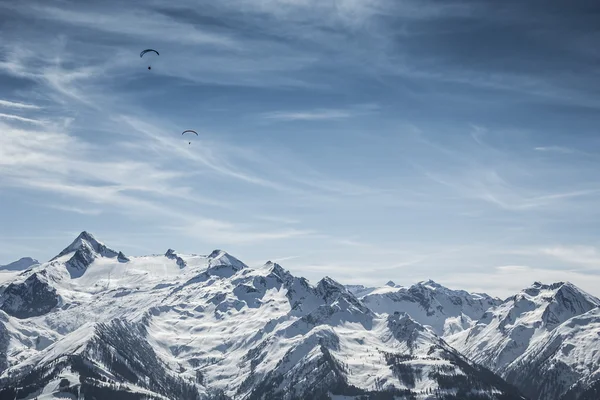 Bela paisagem montanhosa com parapente — Fotografia de Stock