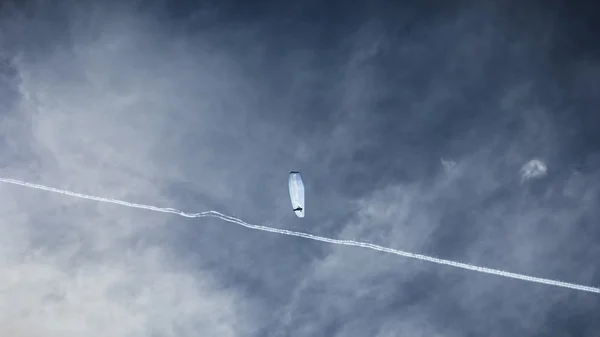 青い空にそびえ立つパラグライダー — ストック写真