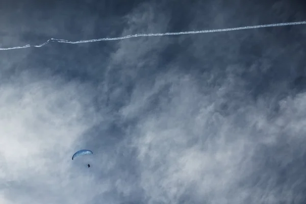 Parapente voando no céu azul — Fotografia de Stock