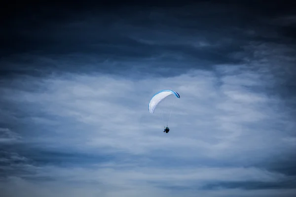 Gleitschirm steigt in den blauen Himmel — Stockfoto