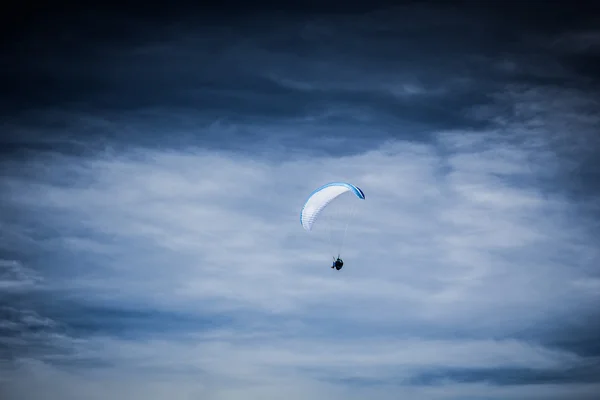 Parapente voando no céu azul — Fotografia de Stock