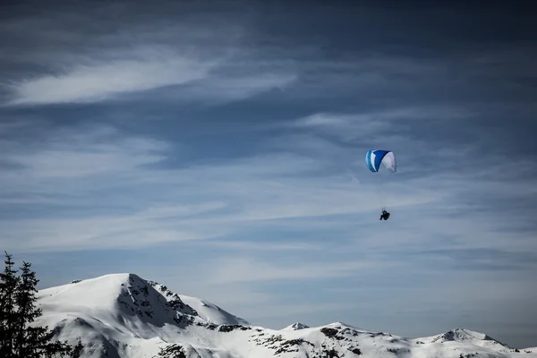 Bela paisagem montanhosa com parapente — Fotografia de Stock