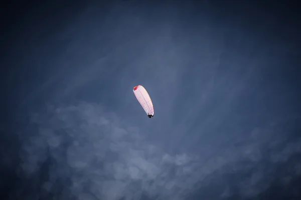 Gleitschirm steigt in den blauen Himmel — Stockfoto