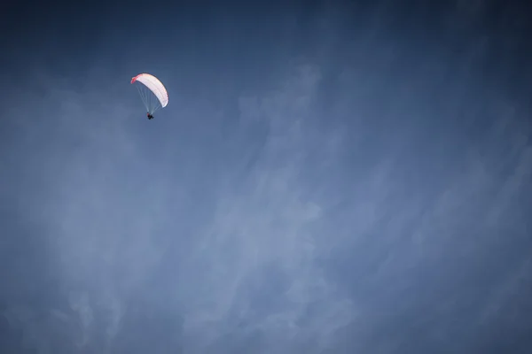 Paraglider soaring in the blue sky — Stock Photo, Image