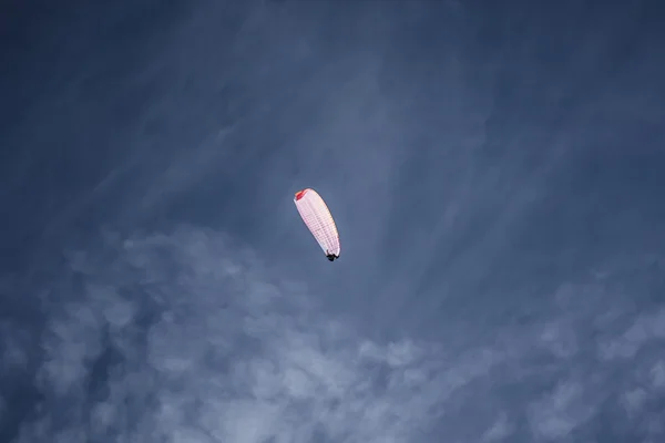 Paraglider svävar i den blå himlen — Stockfoto
