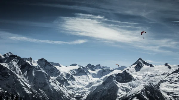 Hermoso paisaje de montaña con parapentes —  Fotos de Stock