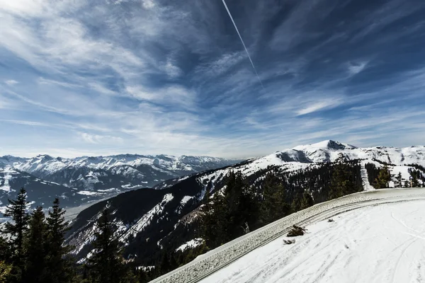 Declive de esqui em alpes — Fotografia de Stock