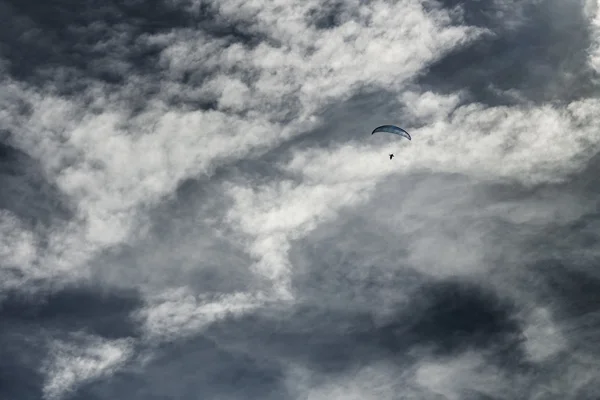 Gleitschirm steigt in den blauen Himmel — Stockfoto