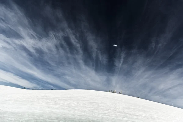Parapente voando no belo céu — Fotografia de Stock