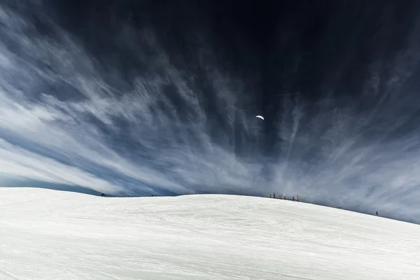 Paraglider care se înalță pe cerul frumos — Fotografie, imagine de stoc