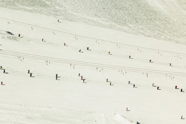 Pessoas de esqui e sistemas de reboque de corda de Kitzsteinhorn, Zell am Veja região de esqui — Fotografia de Stock