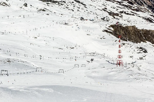 Skifahrer und Seilbahnanlagen am kitzsteinhorn, Skigebiet Zell am See — Stockfoto