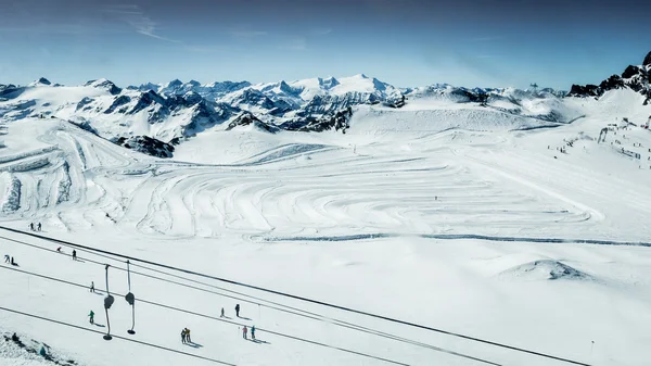 Sciare persone e sistemi di rimorchio corda di Kitzsteinhorn, Zell am See ski area — Foto Stock