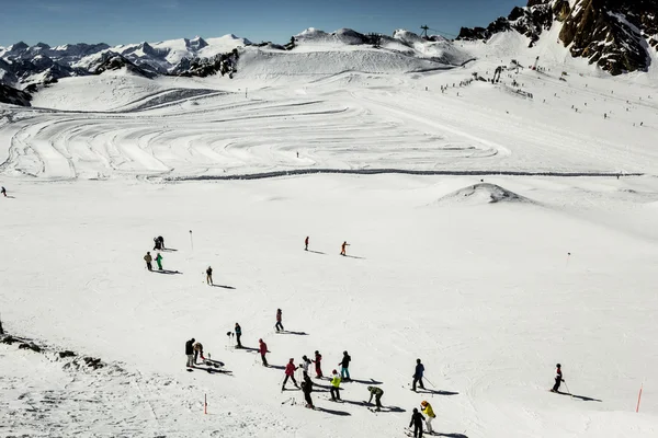 Лыжники отдыхают перед катанием — стоковое фото