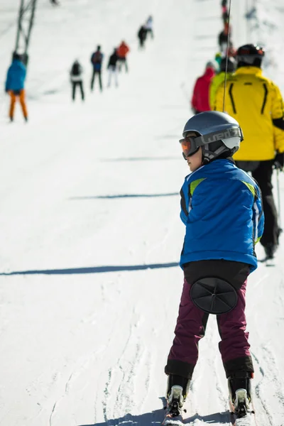 Junge Skifahrerin — Stockfoto