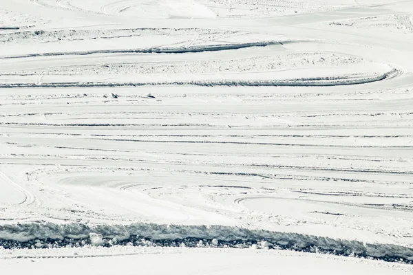 Fondo de nieve con pistas de esquí y snowboard — Foto de Stock