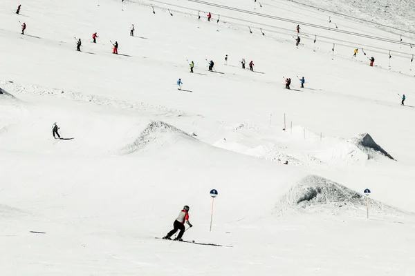 Na nartach ludzi i liny holownicze systemy Kitzsteinhorn, Zell am See region narciarski — Zdjęcie stockowe