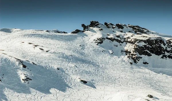 Snö bakgrunden med skid- och snowboard spår — Stockfoto